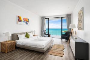 a bedroom with a bed and a view of the ocean at MQ 女王海滨别墅（6 bedroom） in Koh Samui  +48 photos