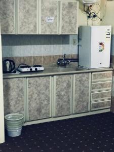 a kitchen with a counter top with a refrigerator at دانية للأجنحة الفندقية in Al Jubayl