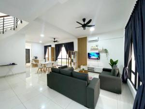 - un salon avec un canapé et une table dans l'établissement BrandNew Modern Cozy House@ALMA NEAR JUSCO, à Bukit Mertajam
