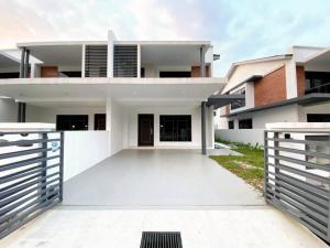 une maison blanche avec une porte en face dans l'établissement BrandNew Modern Cozy House@ALMA NEAR JUSCO, à Bukit Mertajam