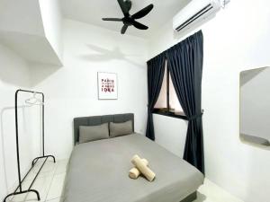 - une chambre avec un lit doté d'un ours en peluche dans l'établissement BrandNew Modern Cozy House@ALMA NEAR JUSCO, à Bukit Mertajam