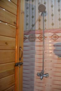 drzwi do pokoju z drewnianą ścianą w obiekcie River Breeze Family holiday home w mieście Swat