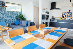 eine Küche und ein Wohnzimmer mit einem Tisch und Stühlen in der Unterkunft Ocean View Ishigaki in Ishigaki-jima