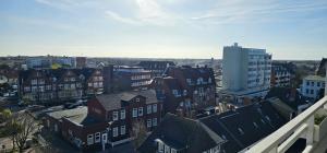 une vue aérienne sur une ville avec des maisons et des bâtiments dans l'établissement Hanseatenhaus Appartement 67, à Westerland