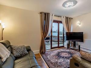 a living room with a couch and a flat screen tv at 2 Bed in Apperknowle 94513 in Unstone