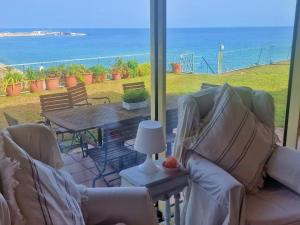 - un salon avec vue sur l'océan dans l'établissement Preciosa casa al borde de un acantilado, à Arenys de Mar