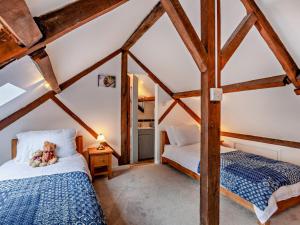 two beds in a attic room with wooden beams at 2 Bed in Glastonbury 94480 in Shapwick