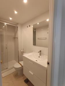 Kúpeľňa v ubytovaní Dona Lola Patricia - Spacious 3 bedroom top floor apartment with uninterrupted sea views - Only a few meters to Calahonda beach - Costa del Sol - CS188