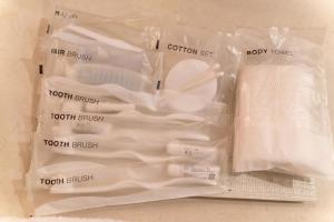 a group of white plastic bags with tooth brushes at COCOSTAY銀山町リバーサイド,COCOSTAY Kanayamacho riverside, Great location river view-5 min walk from the nearest station in Hiroshima +34 photos