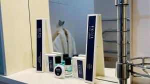 łazienka z lustrem i zestawem kosmetyków w obiekcie Tengri Hotel w mieście Atyrau