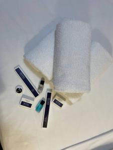 una pila de cepillos de dientes y pasta de dientes sobre un fregadero en Tengri Hotel en Atyraū