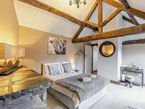 a bedroom with a bed in a room with wooden ceilings at 2 Bed in Bidford-on-Avon 94331 in Temple Grafton