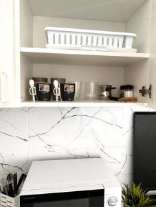 ColentinaにあるBrand New Apartment with Self check in - Spital Fundeni -Dragonul Rosuのキッチン(白い大理石のカウンター、カウンタートップ付)