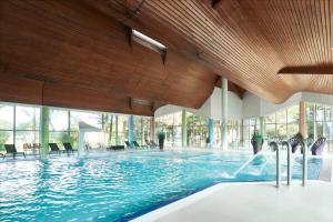 une grande piscine avec une grande paroi en verre dans l'établissement Résidence Valdys Thalasso & Spa - les Pins, à Saint-Jean-de-Monts