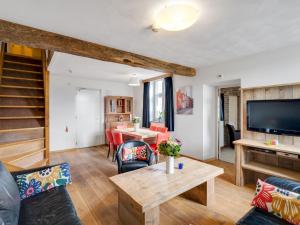 ein Wohnzimmer mit einem Sofa und einem Tisch in der Unterkunft Cozy Farmhouse in Bemelen with Terrace in Bemelen