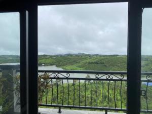 widok z okna na rzekę w obiekcie Hồng Ngọc 1 Hotel Tà Đùng w mieście Biđong