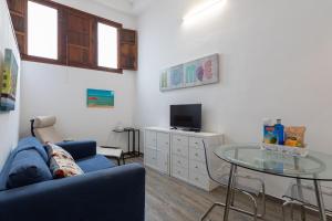 - un salon avec un canapé bleu et une table dans l'établissement Car-Loft next to Arucas Cathedral, à Arucas