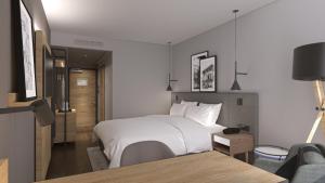 una camera con un grande letto bianco di Radisson Hotel Graz a Graz