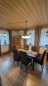 comedor con mesa y sillas en Ferienwohnung im Zenngrund, en Neuhof an der Zenn