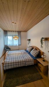 1 dormitorio con 1 cama grande y techo de madera en Ferienwohnung im Zenngrund, en Neuhof an der Zenn