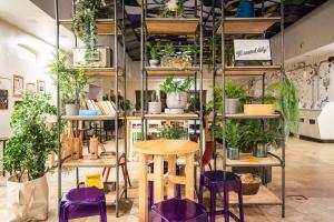 een kamer gevuld met planken gevuld met planten bij Wombat's City Hostel Budapest in Boedapest