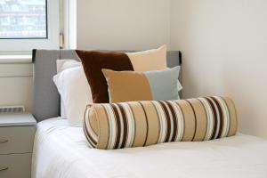 格拉斯哥的住宿－Riverview Apartment，一张带白色床单和枕头的床