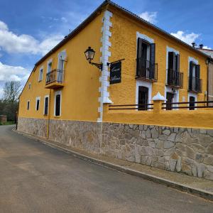 un edificio amarillo con una luz en el costado en Villa Rural Casa Alma, en Castiltierra