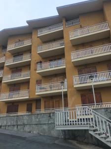 um edifício de apartamentos com varandas ao lado em Pian Munè appartamento (San Lorenzo) em Paesana