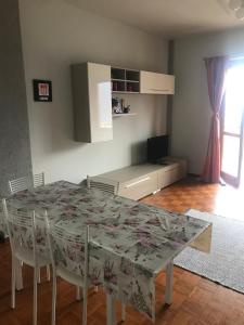 uma mesa de jantar e cadeiras num quarto em Pian Munè appartamento (San Lorenzo) em Paesana
