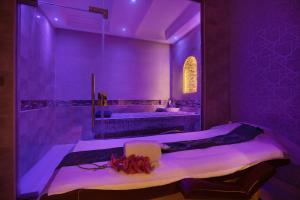 Una cama o camas en una habitación de Swiss-Belinn Doha