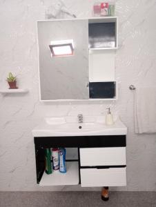 a bathroom with a sink and a mirror at Kaza Mamai di Fora, o conforto da sua estadia in Calheta de São Miguel