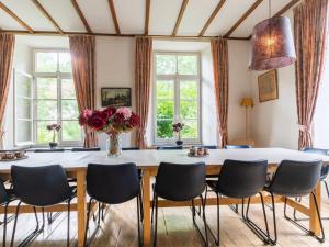 jadalnia z dużym stołem i krzesłami w obiekcie Spacious Mansion in Swolgen with Garden w mieście Swolgen