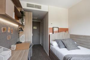 um quarto com uma cama e uma secretária. em AMRO PAMPLONA Residencia de estudiantes em Pamplona