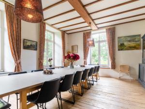 une grande salle à manger avec une grande table et des chaises dans l'établissement Spacious Mansion in Swolgen with Garden, à Swolgen