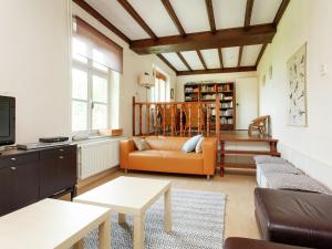 - un salon avec un canapé et une télévision dans l'établissement Spacious Mansion in Swolgen with Garden, à Swolgen