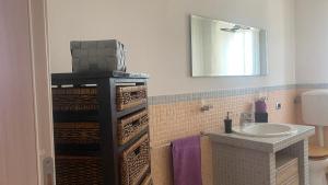 bagno con lavandino e specchio di Rosdani a Palermo
