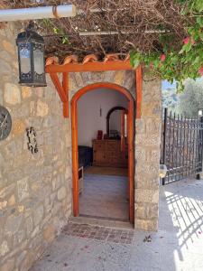 una entrada a un edificio de piedra con un arco en Villa Sabrina, en Milatos