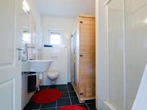 ein Bad mit einem Waschbecken, einem WC und einer Dusche in der Unterkunft Cozy house with or without hot tub near a river in Notter