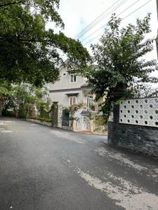 een lege straat met een hek en een huis bij Twin Villa Village Đà Lạt in Da Lat