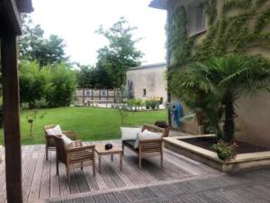 un patio con sedie e tavolo in un cortile di Villa de 3 chambres avec piscine privee jardin clos et wifi a Gaillac a Gaillac