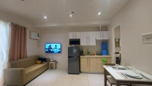 Kuchyň nebo kuchyňský kout v ubytování Studio type staycation Matina Enclaves condo fully furnished