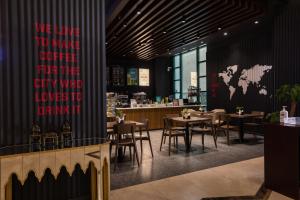 Un restaurant u otro lugar para comer en Swiss-Belinn Doha