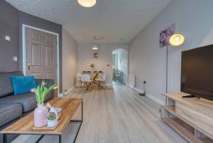 Гостиная зона в Spacious 2-Bed Flat Close To NEC BHX HS2