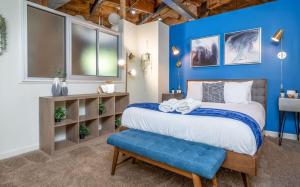 Katil atau katil-katil dalam bilik di 100 Year-Old Historic Brick 2BR Loft & Large Patio & Hammocks & High Ceiling +79 gambar