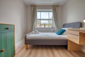 Llit o llits en una habitació de Stylish 2 Bed Flat Close To Nec Bhx