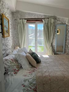 En eller flere senge i et værelse på Entire apartment with swimming pool near Aubeterre + 52 billeder