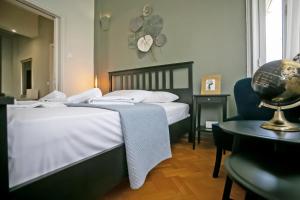 En eller flere senge i et værelse på Ourania by Heloni Apartments
