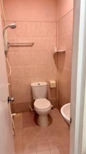 La petite salle de bains est pourvue de toilettes et d'un lavabo. dans l'établissement Coco Cottage Local Style, à Guraidhoo