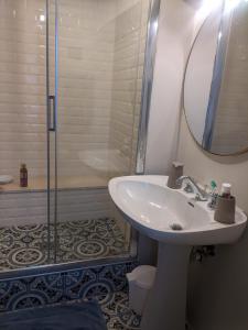 bagno con lavandino e doccia di Casa panoramica 