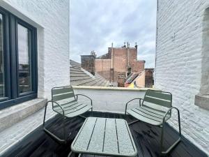 2 sedie e un tavolo sul balcone di Duplex chic et spacieux - Hypercentre a Liegi